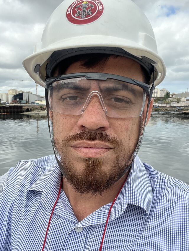 Atendimento técnico em campo junto a inversor de energia